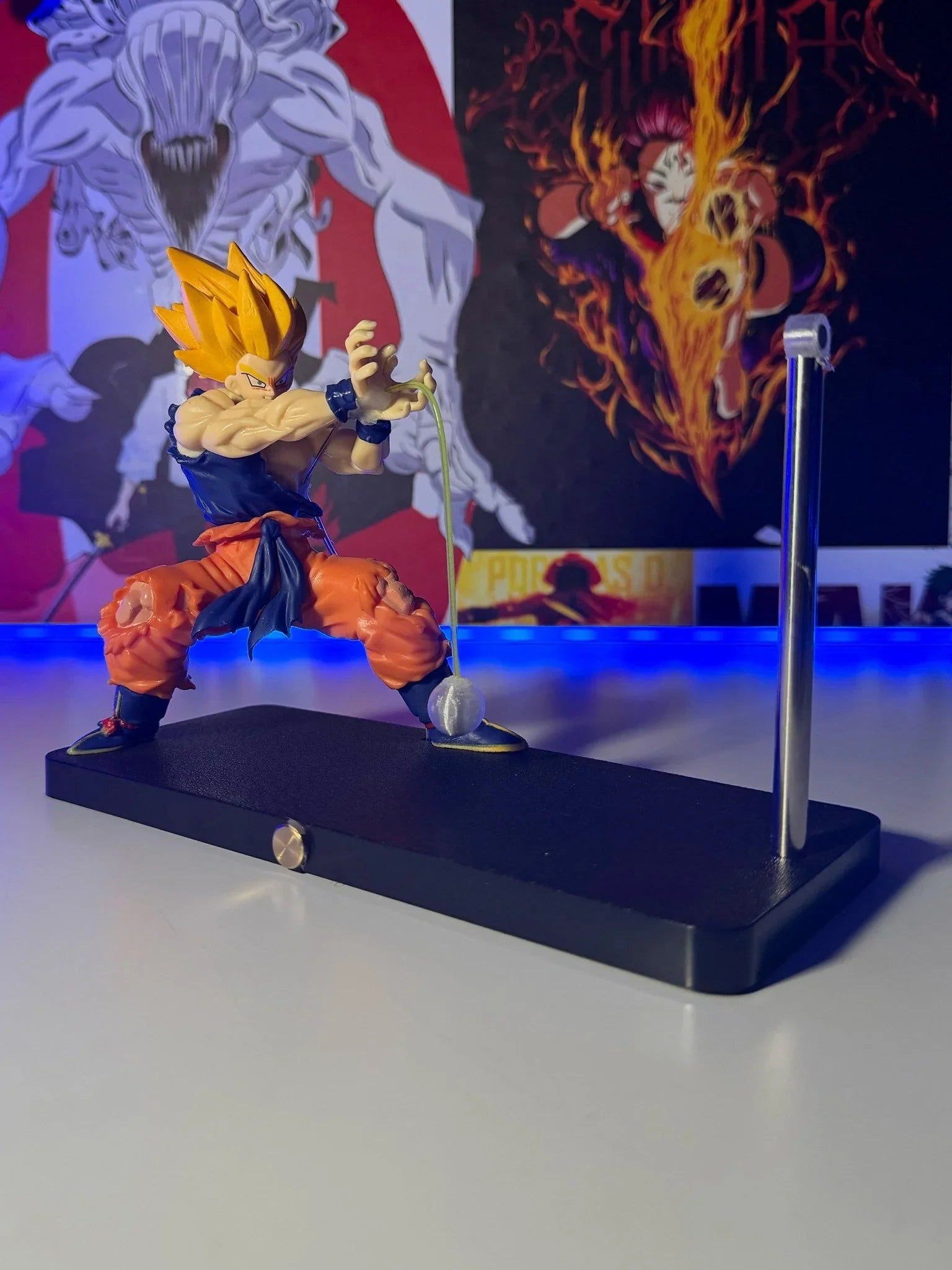 Lampada LED con action figure Super Saiyan in posa, ispirata a Dragon Ball, sfondo anime, luce blu.
