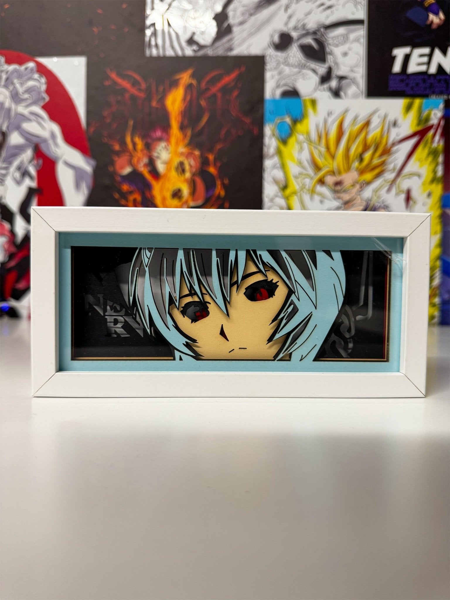 Light box LED con personaggio anime dai capelli azzurri in cornice bianca, sfondo manga