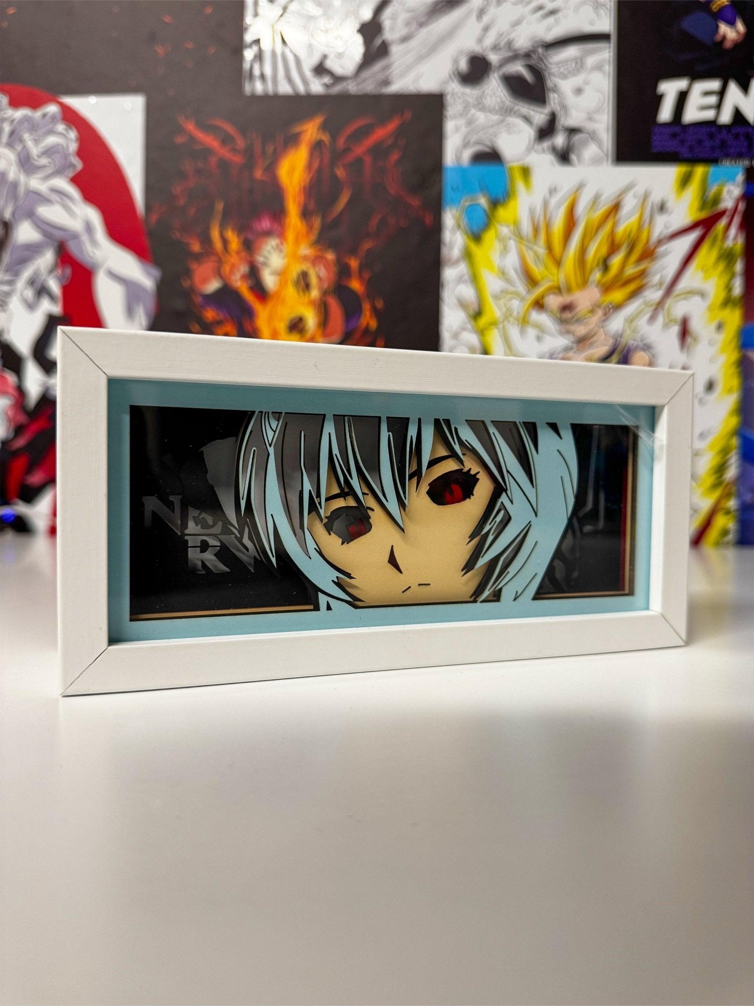 Light box LED con ritratto anime in cornice bianca, decorazione per camera otaku.