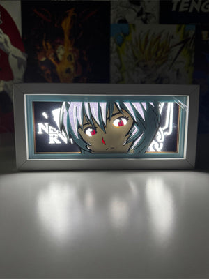 Light box LED con illustrazione anime di personaggio dai capelli azzurri e occhi rossi.