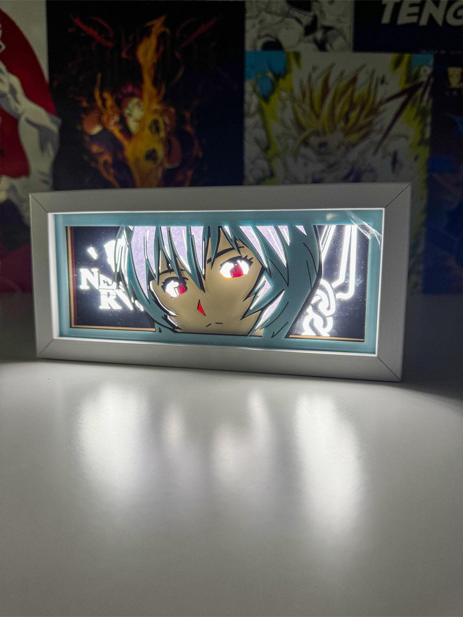 Light box LED con personaggio anime dai capelli azzurri e occhi rossi, stile Evangelion.