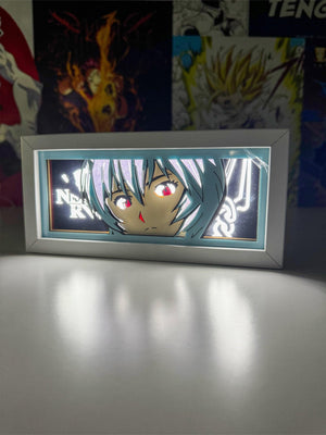 Light box LED con personaggio anime dai capelli azzurri e occhi rossi, stile Evangelion.