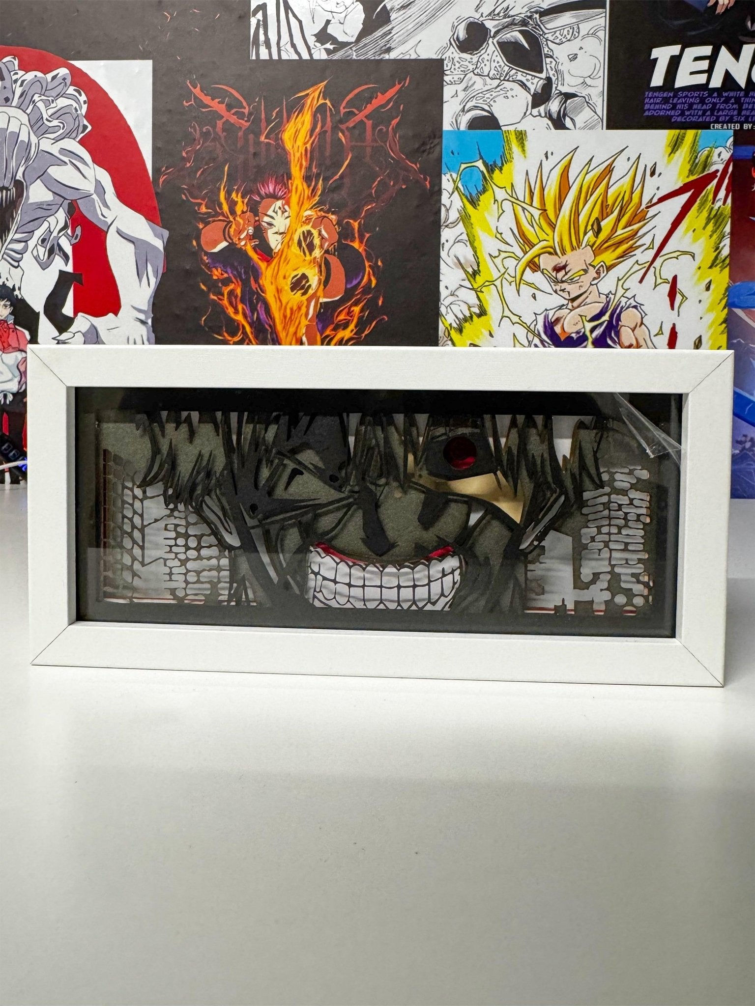 Light box anime con illustrazione Kaneki ispirata a Tokyo Ghoul, cornice bianca, sfondo poster anime.