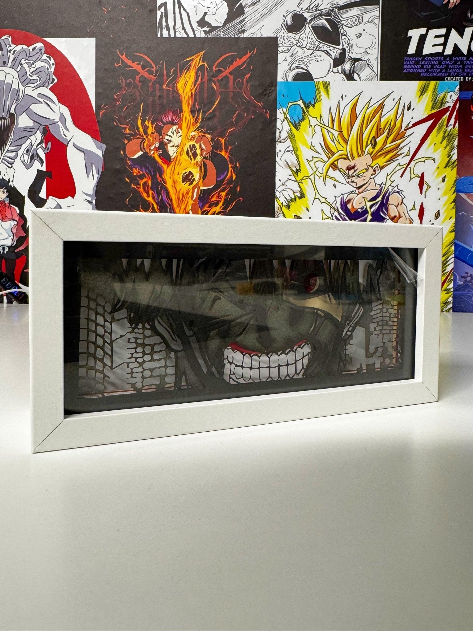 Quadro light box anime con volto stilizzato di personaggio ghigno di Tokyo Ghoul, sfondo poster anime.