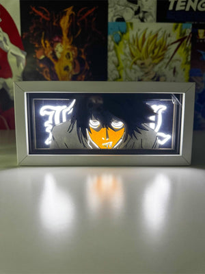 Light box anime con L di Death Note illuminato, sfondo poster manga, oggetto da collezione