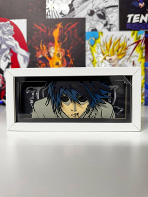 Light box anime con personaggio dai capelli blu ispirato a Death Note, cornice bianca su sfondo di poster anime colorati.