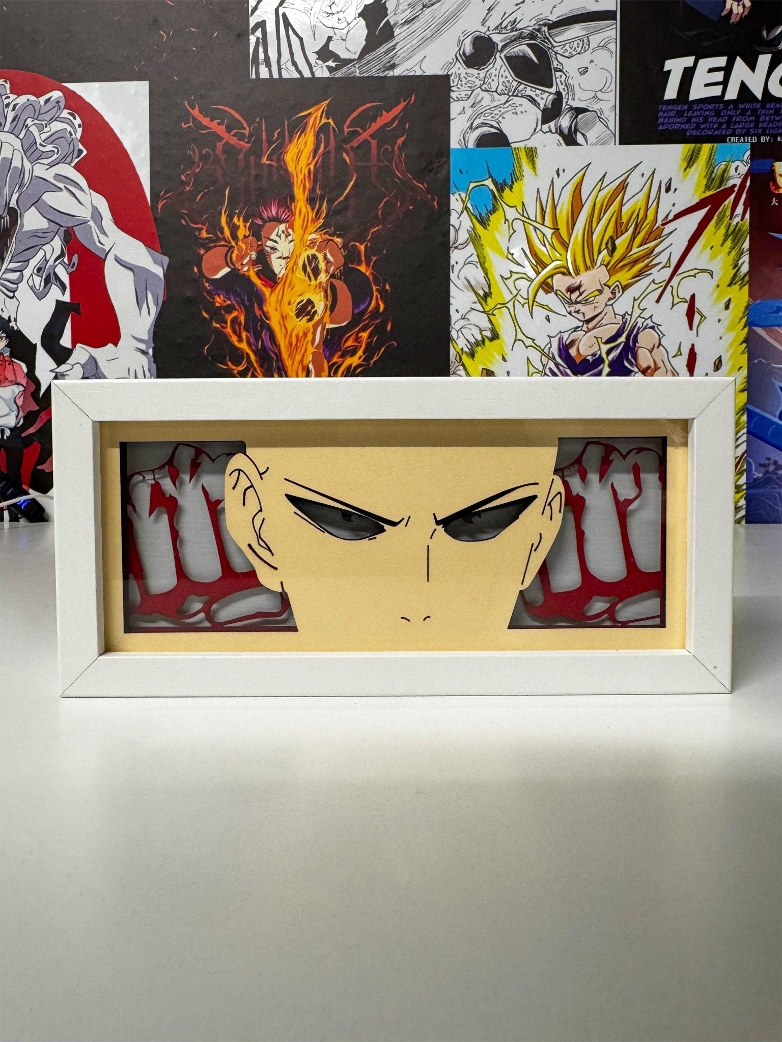 Light box anime di Saitama One Punch Man con cornice bianca, sfondo murale anime