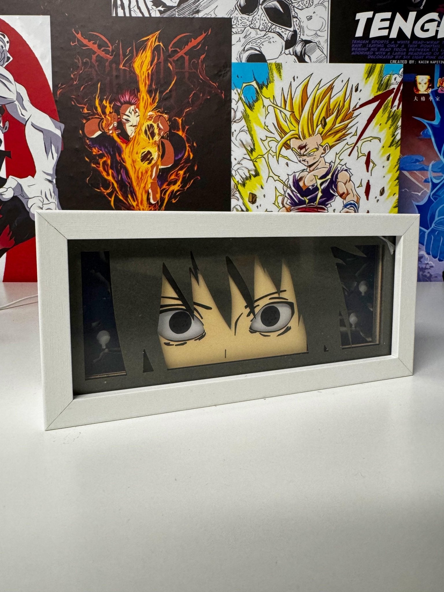 Light box decorativo con occhi di Sasuke Sharingan da Naruto, stile anime, su scrivania