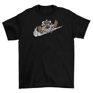 T-shirt nera con ricamo anime, personaggio in stile One Piece seduto su nuvola stilizzata.