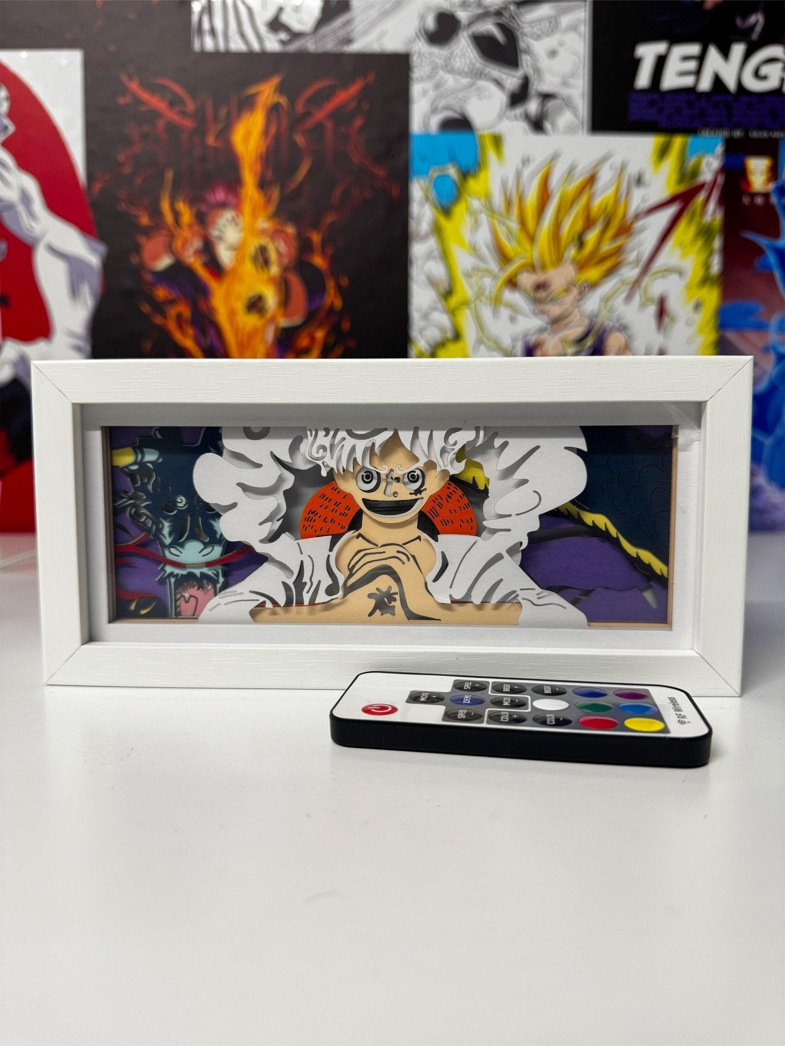 Lampada light box Luffy Gear 5 One Piece con cornice bianca e telecomando, poster anime sullo sfondo