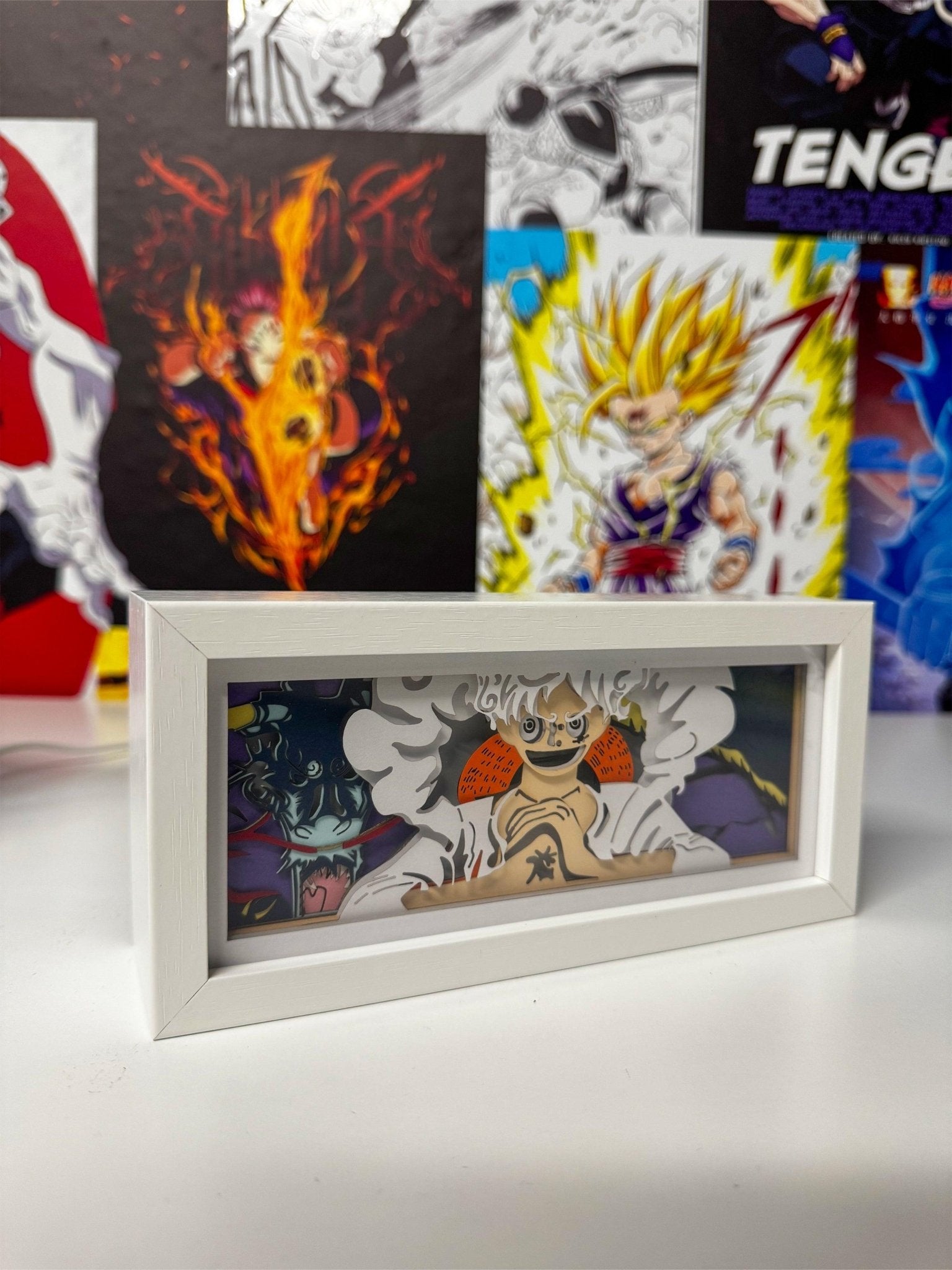 Light box decorativo con Luffy Gear 5 di One Piece su scrivania, sfondo anime colorato.