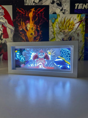 Lampada light box Luffy Gear 5 One Piece illuminata, decor anime su sfondo poster manga.