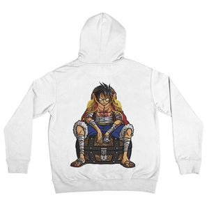 Felpa bianca con ricamo di Luffy One Piece seduto su un forziere, stile anime.