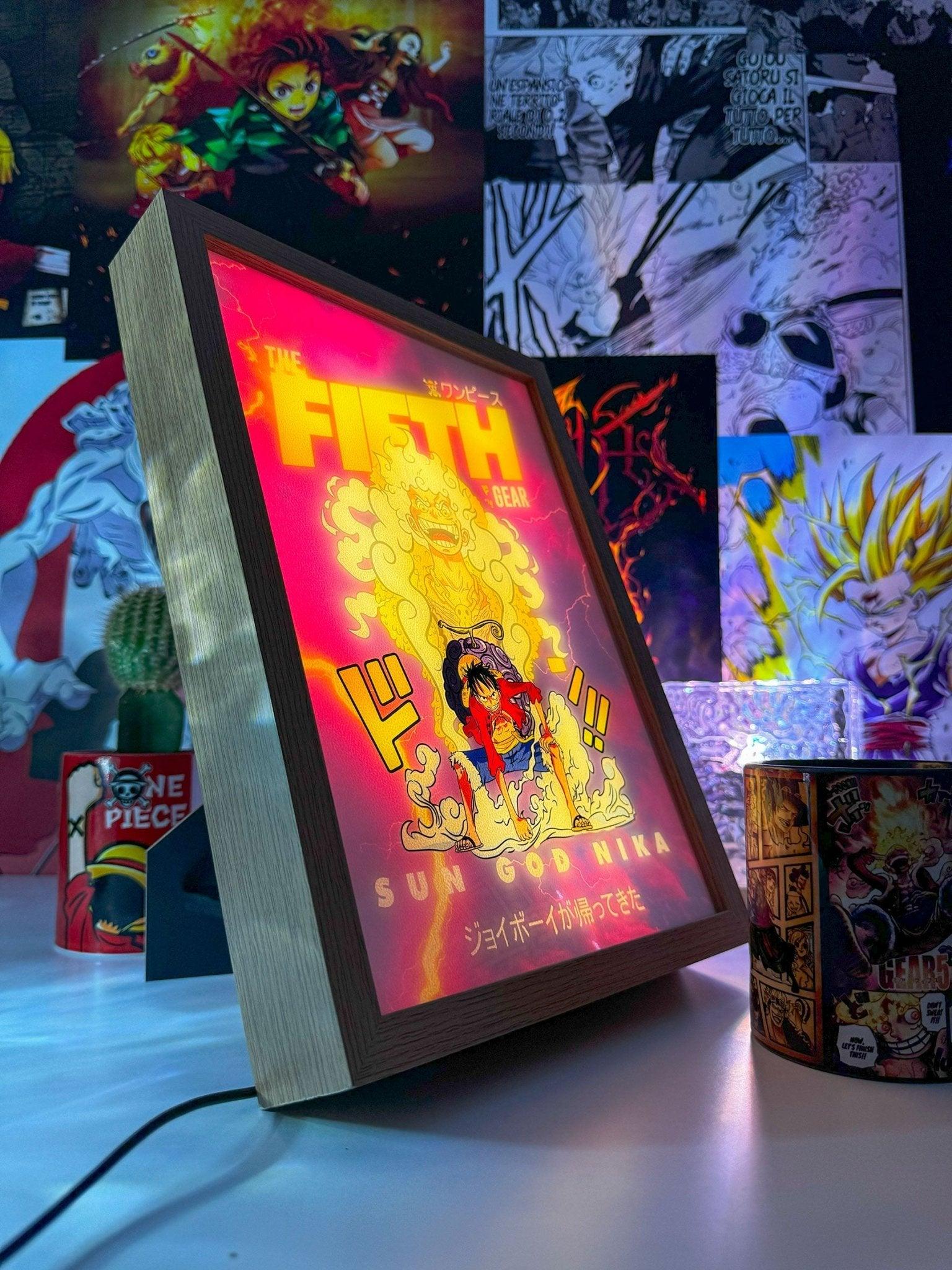 Lampada LED da tavolo raffigurante Luffy Gear 5 One Piece, arte anime colorata con sfondo manga.