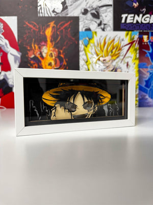 Light box decorativo con Luffy di One Piece, cornice bianca, sfondo anime colorato.