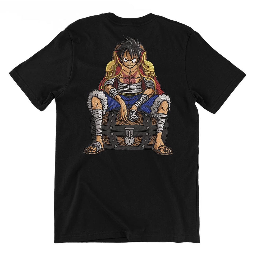 T-shirt nera con ricamo anime di ragazzo seduto su forziere, stile One Piece
