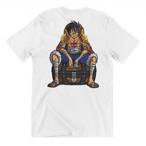 T-shirt bianca con ricamo di personaggio anime seduto su forziere, stile One Piece.
