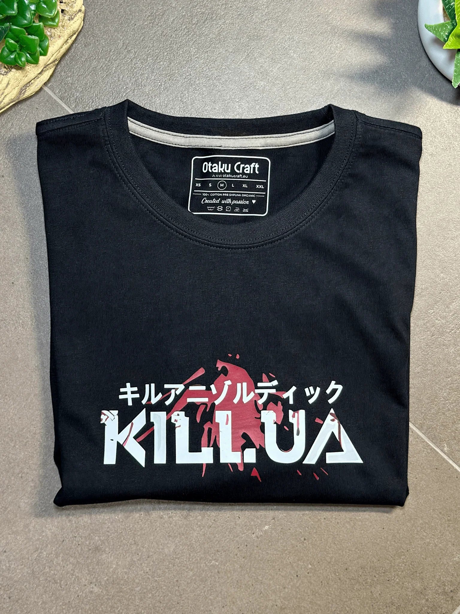 Maglietta nera anime Killua Zoldyck Hunter x Hunter con scritta giapponese e silhouette rossa.