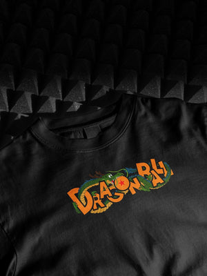Maglietta nera Dragon Ball con drago Shenron colorato e logo anime stampato sul petto.