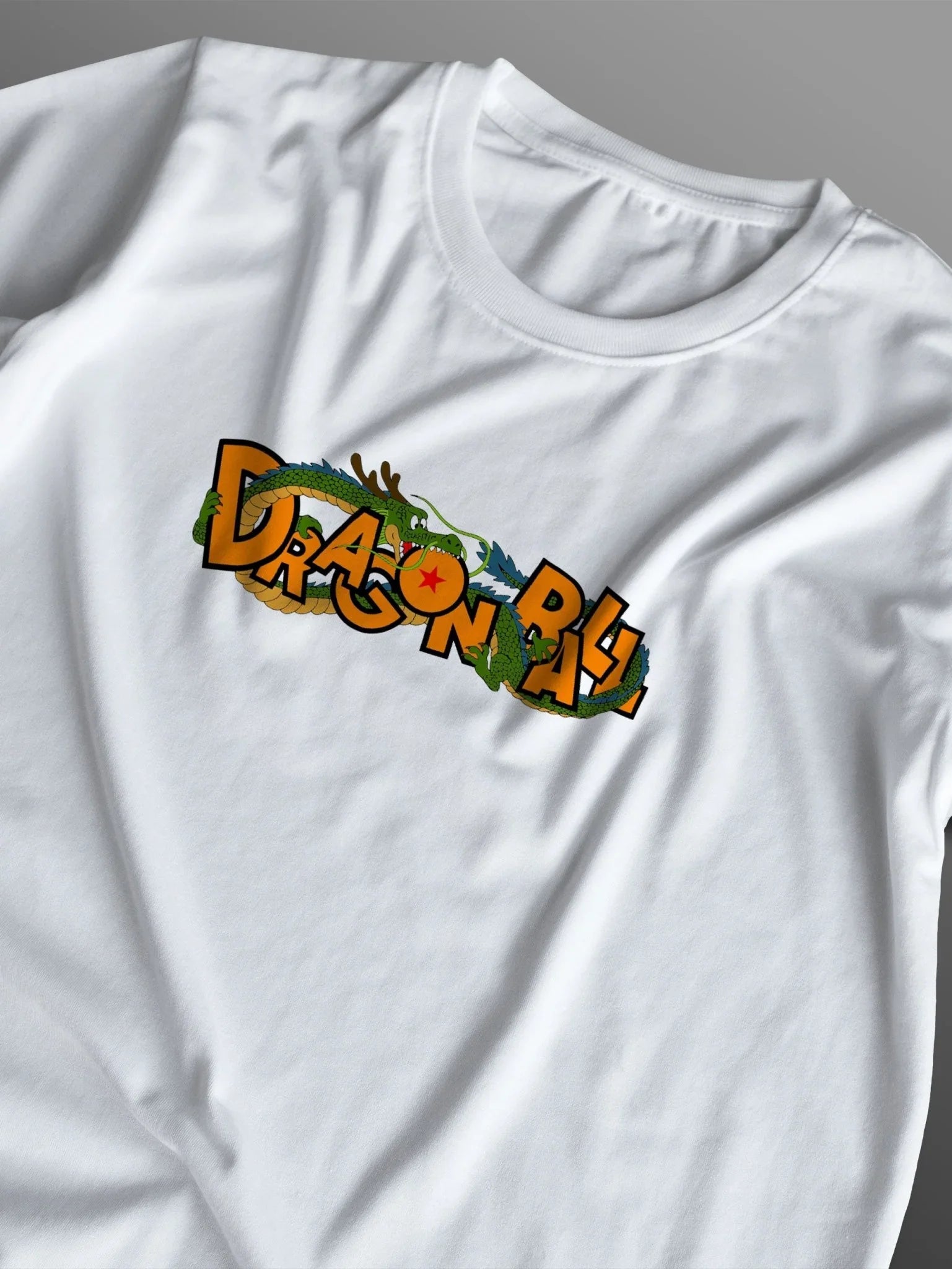 T-shirt bianca con logo Dragon Ball e drago verde, abbigliamento anime ricamato.
