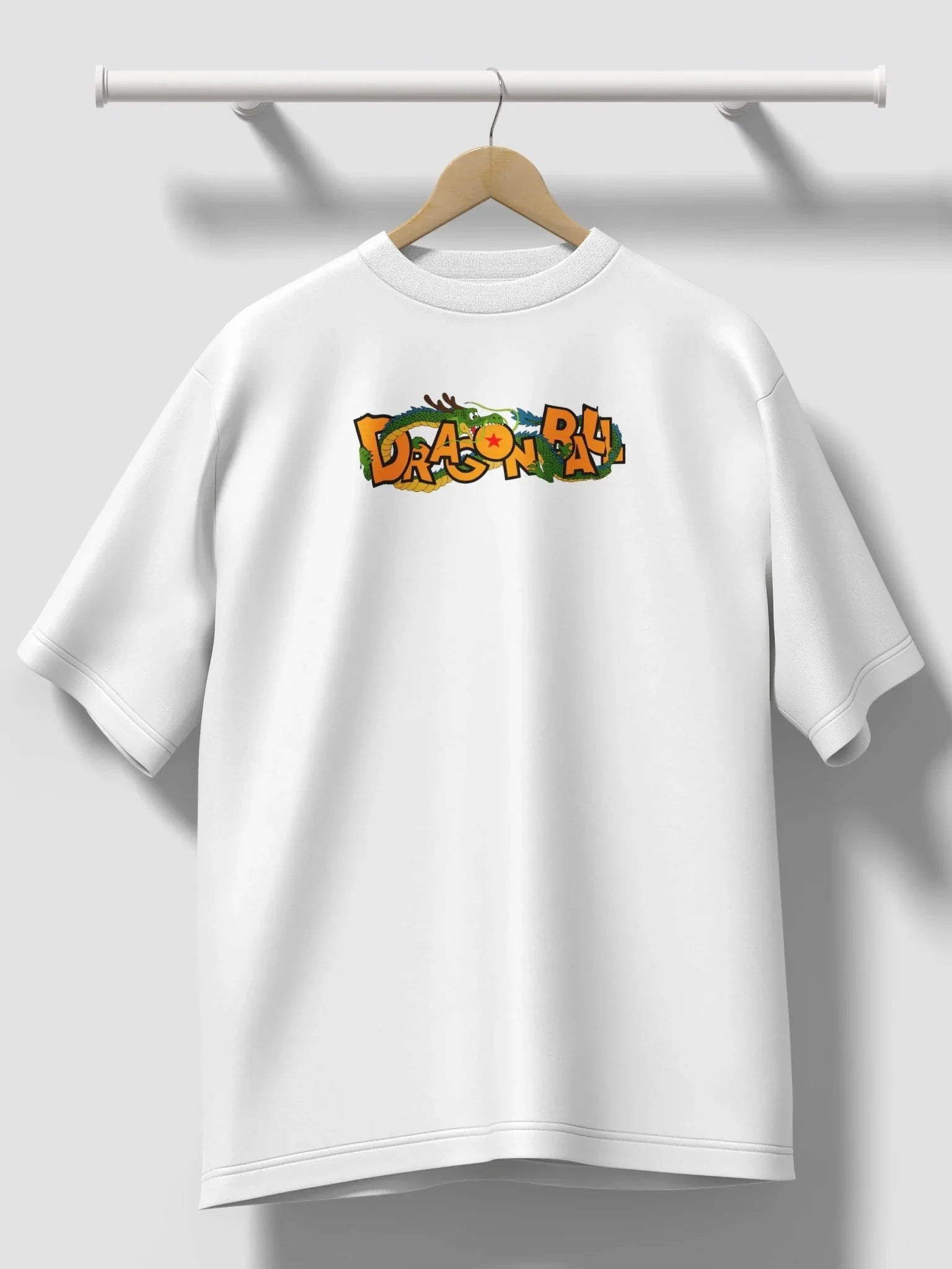 Maglietta bianca con logo Dragon Ball colorato e stella, stile anime, su gruccia.