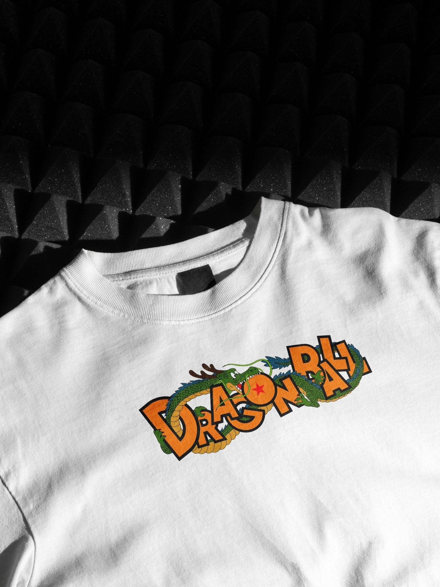 Maglietta bianca con logo Dragon Ball e drago anime, abbigliamento otaku.