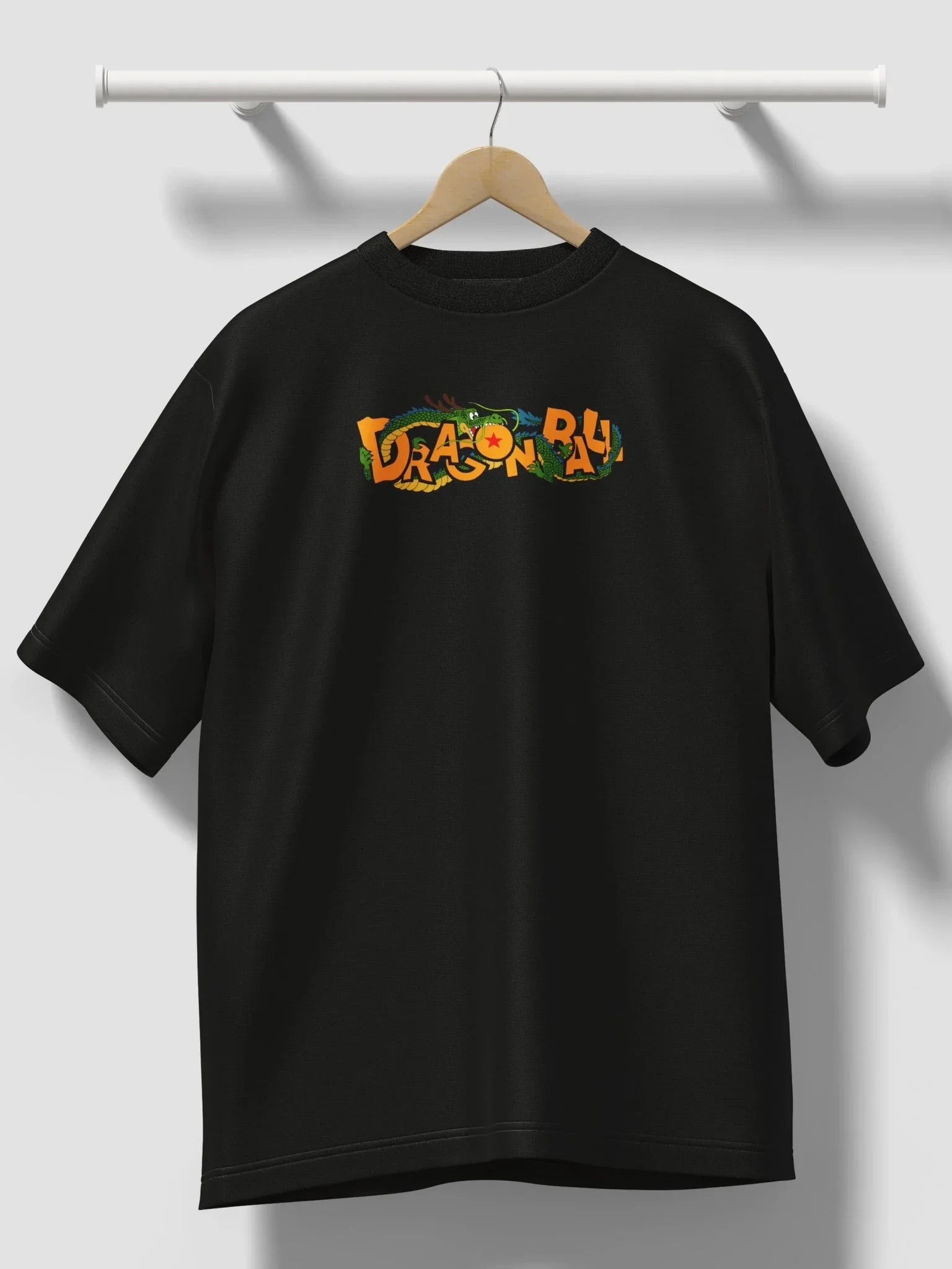 Maglietta nera con logo Dragon Ball e dragone verde ricamato al centro, stile anime.