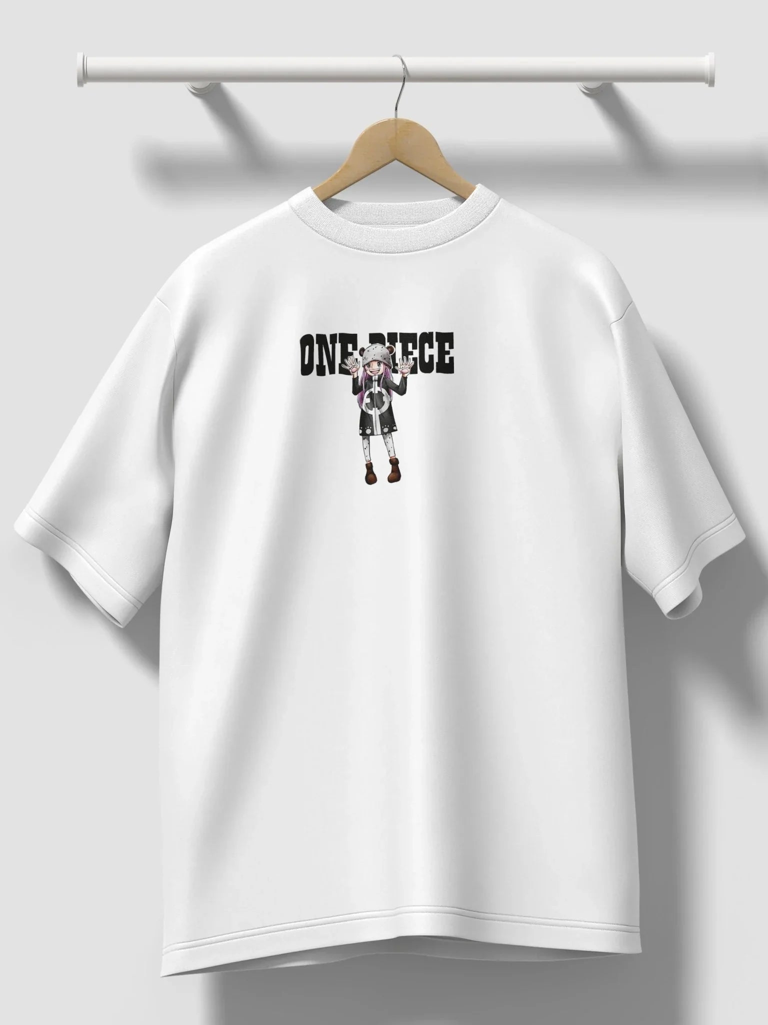 T-shirt bianca con stampa personaggio One Piece e scritta anime, appesa su gruccia