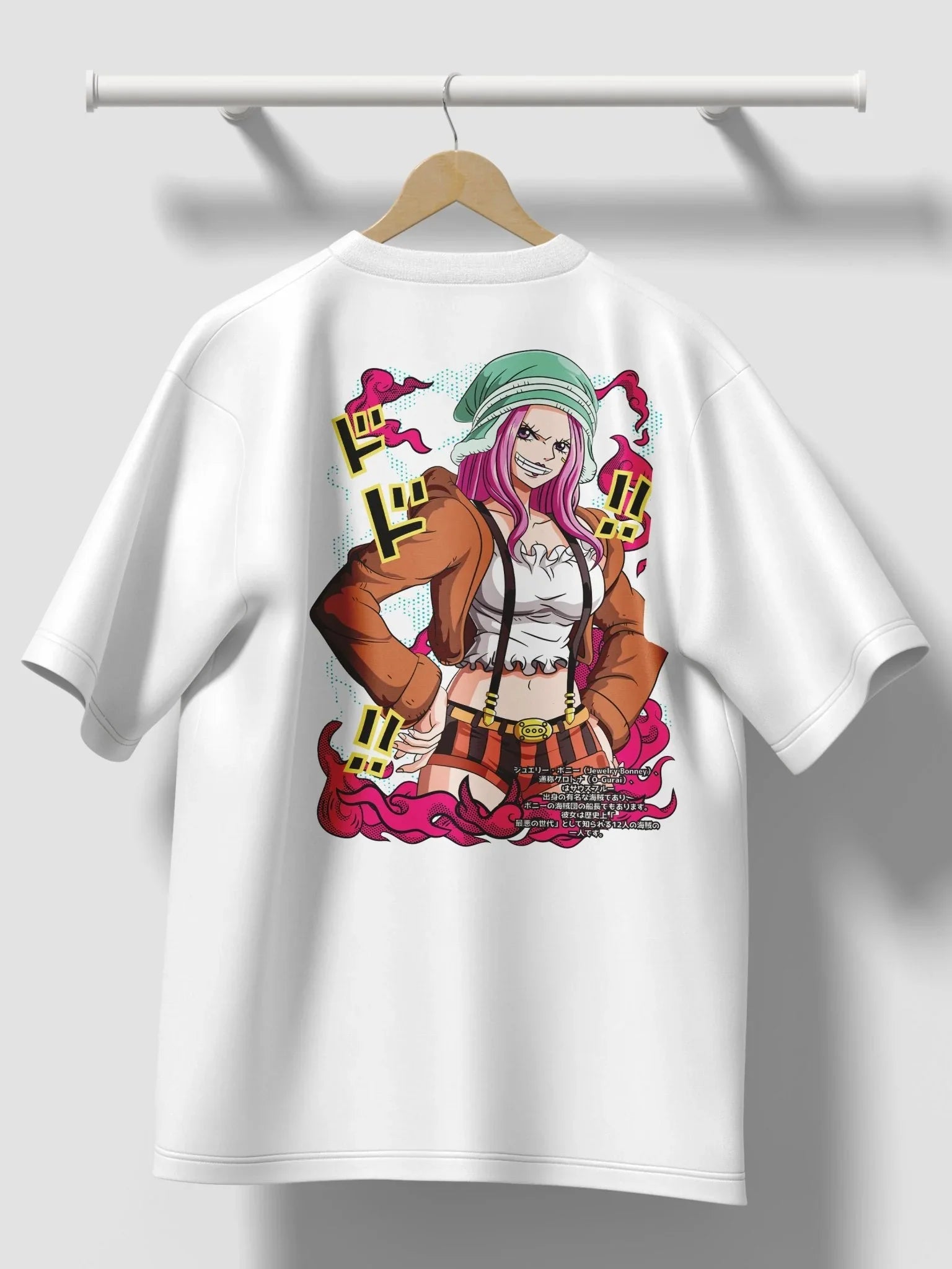 Maglietta bianca con stampa anime di personaggio femminile rosa e accessori in stile One Piece