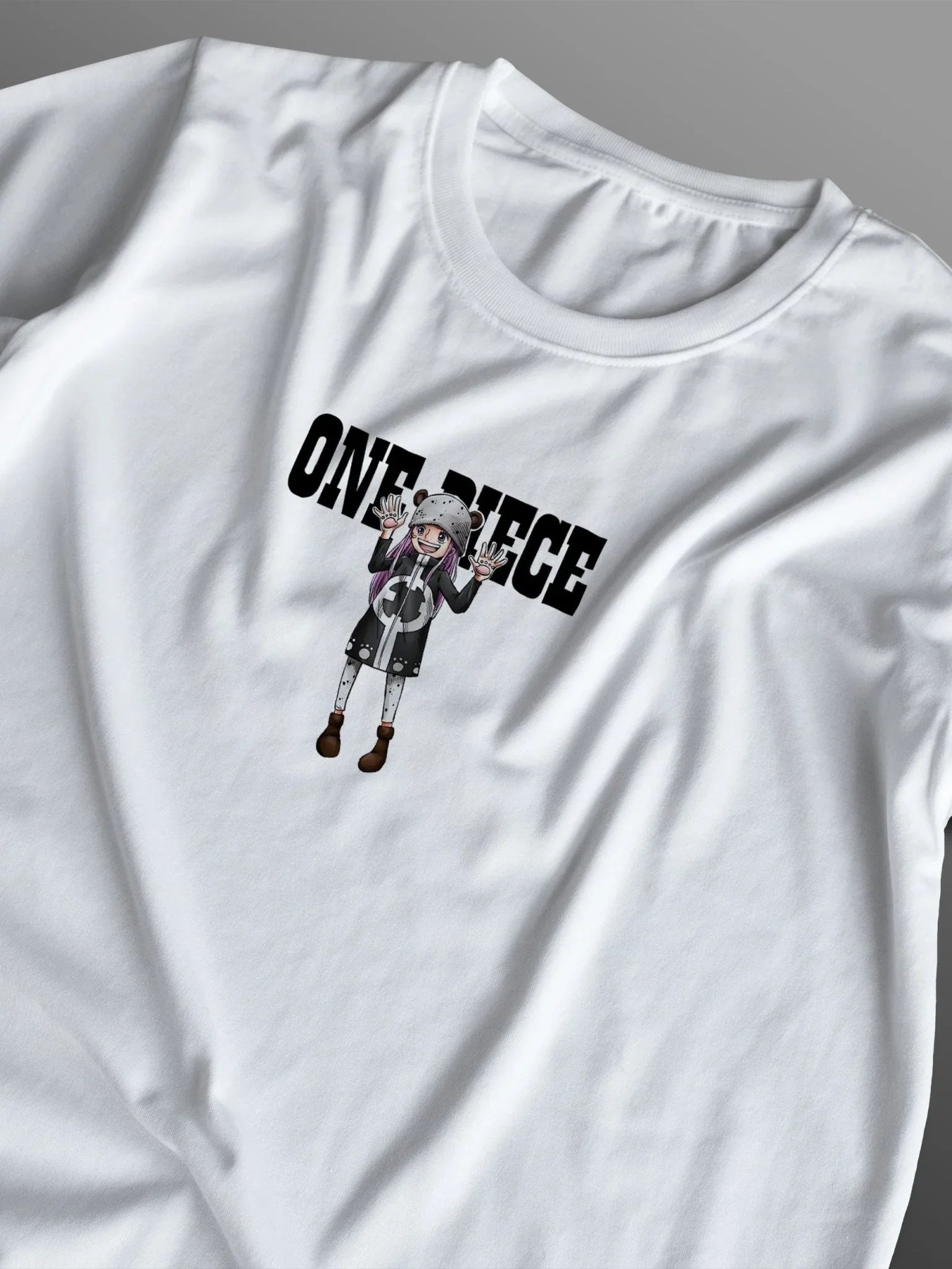 Maglietta bianca con stampa anime One Piece e personaggio Bonney in stile streetwear.