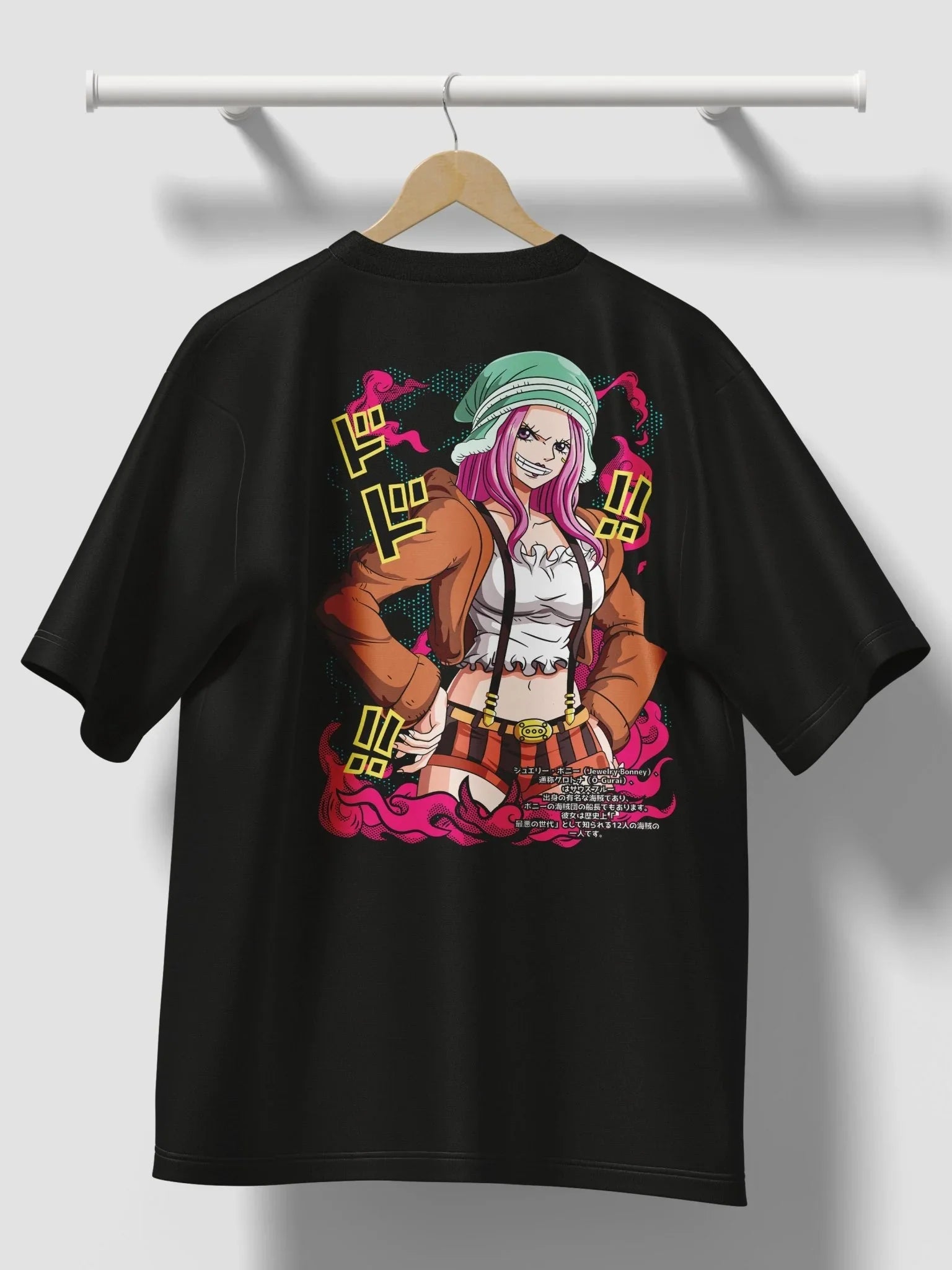 T-shirt nera anime con stampa colorata di personaggio femminile dai capelli rosa, stile manga One Piece.