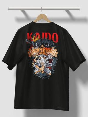 Maglietta nera anime con stampa Kaido vs Luffy Gear 5 di One Piece, design colorato sul retro.