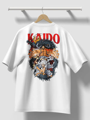 T-shirt bianca con stampa anime Kaido vs Luffy Gear 5 One Piece battaglia epica, grafica colorata.