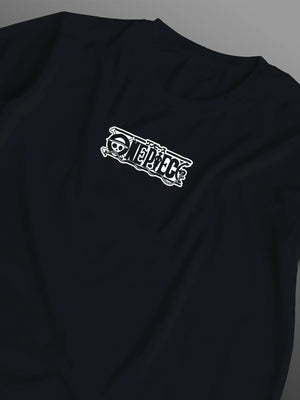 Maglietta nera con logo One Piece bianco stampato sul petto, stile anime giapponese.