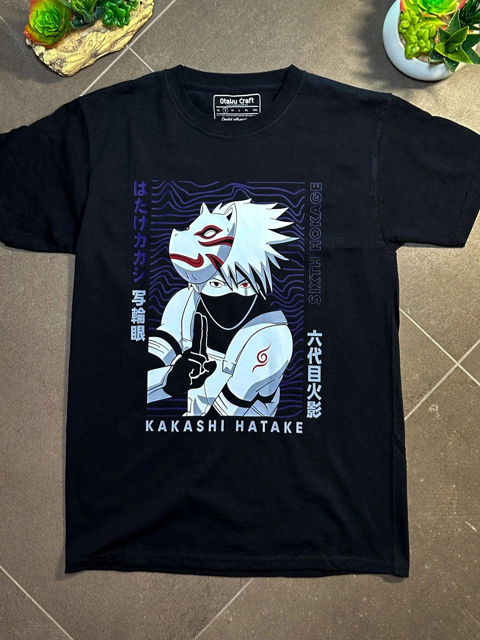 Maglietta nera anime con Kakashi Hatake maschera ANBU e scritte giapponesi, stile Naruto.