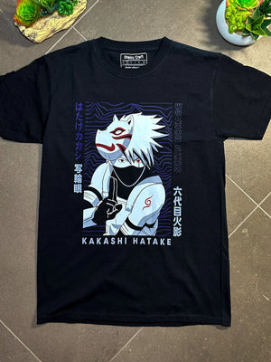 Maglietta nera anime con Kakashi Hatake maschera ANBU e scritte giapponesi, stile Naruto.