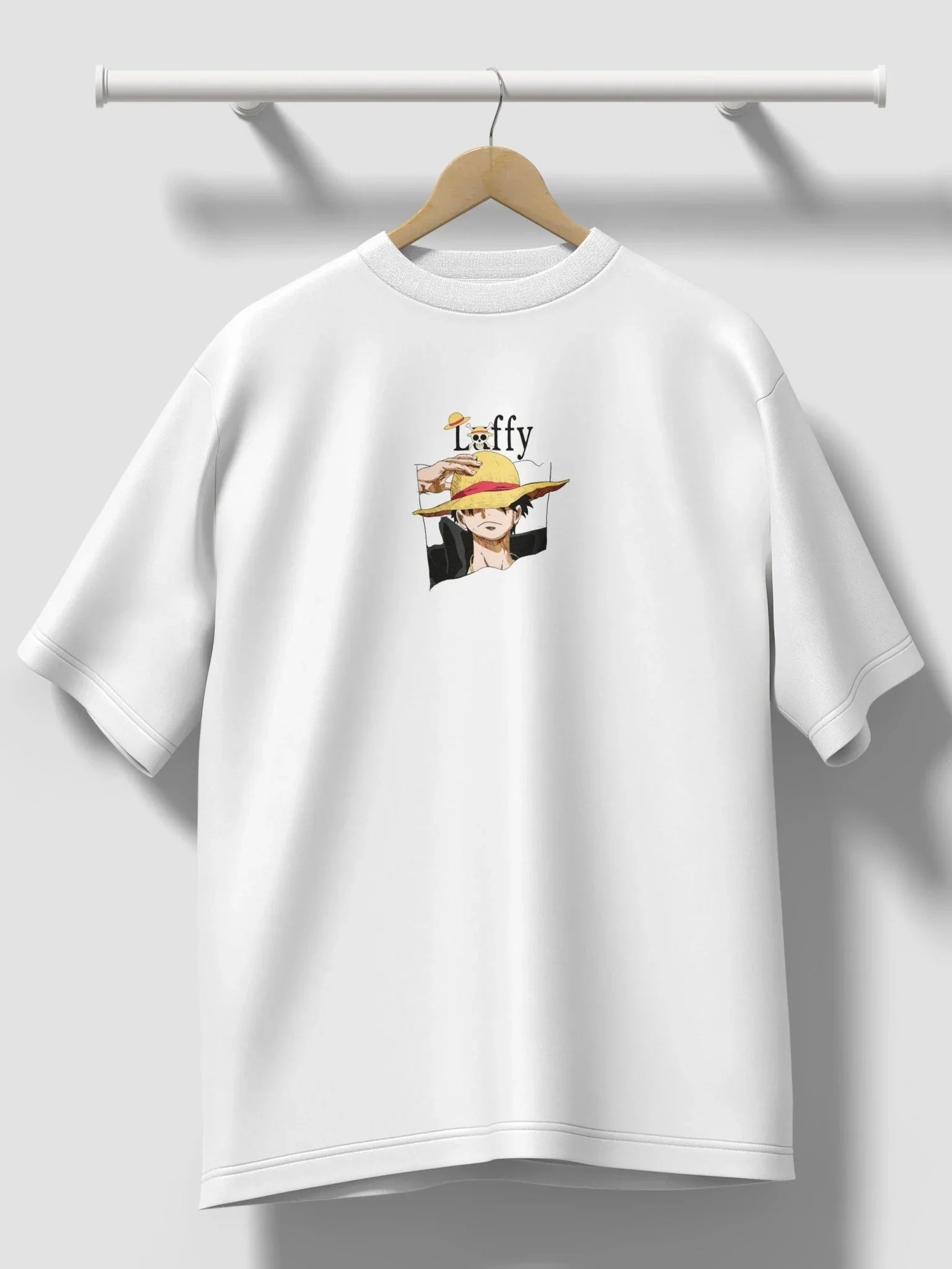 Maglietta bianca con stampa Luffy di One Piece, cappello di paglia, stile anime.