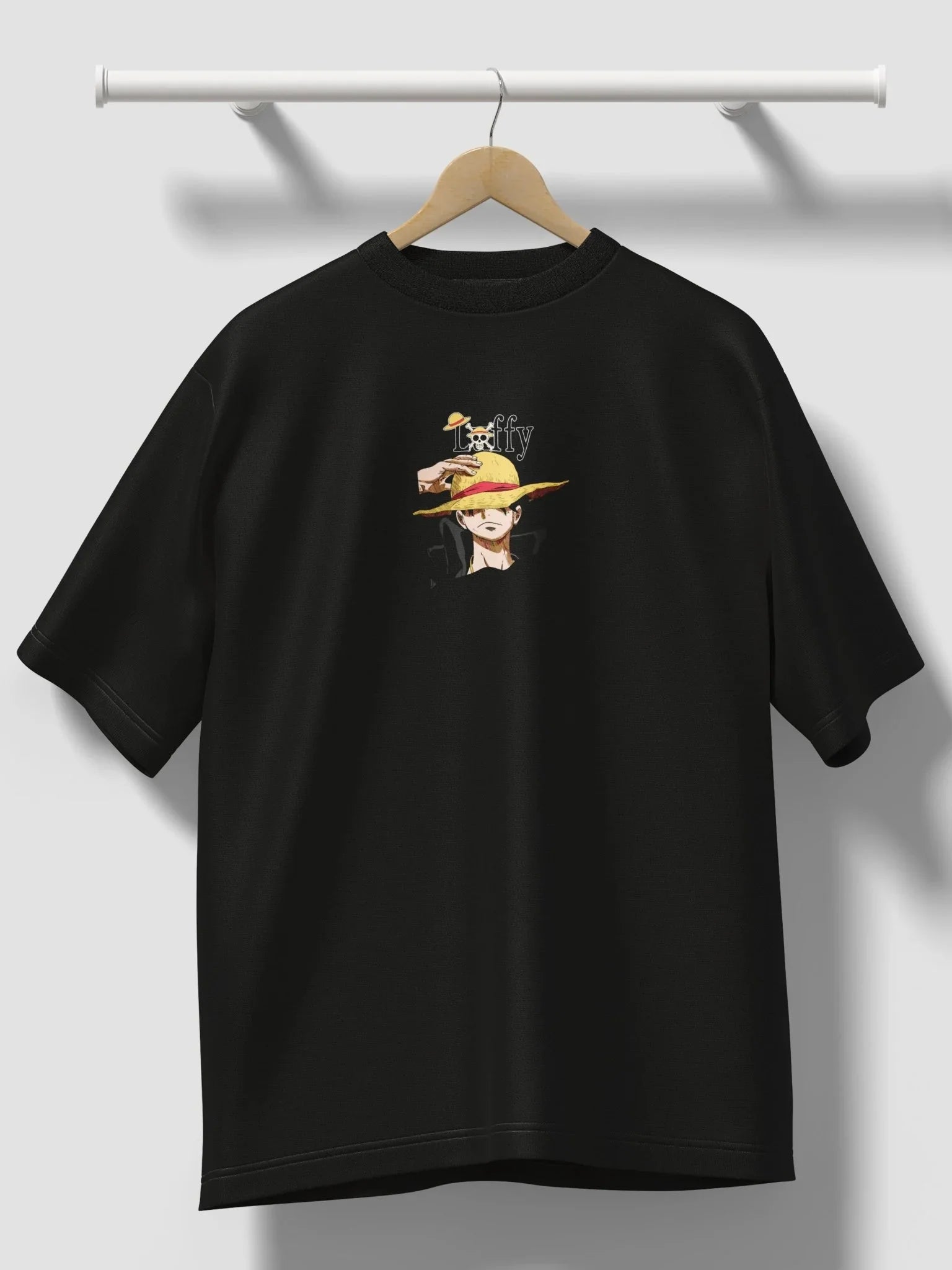 Maglietta nera anime con ricamo Luffy e cappello di paglia, stile One Piece.