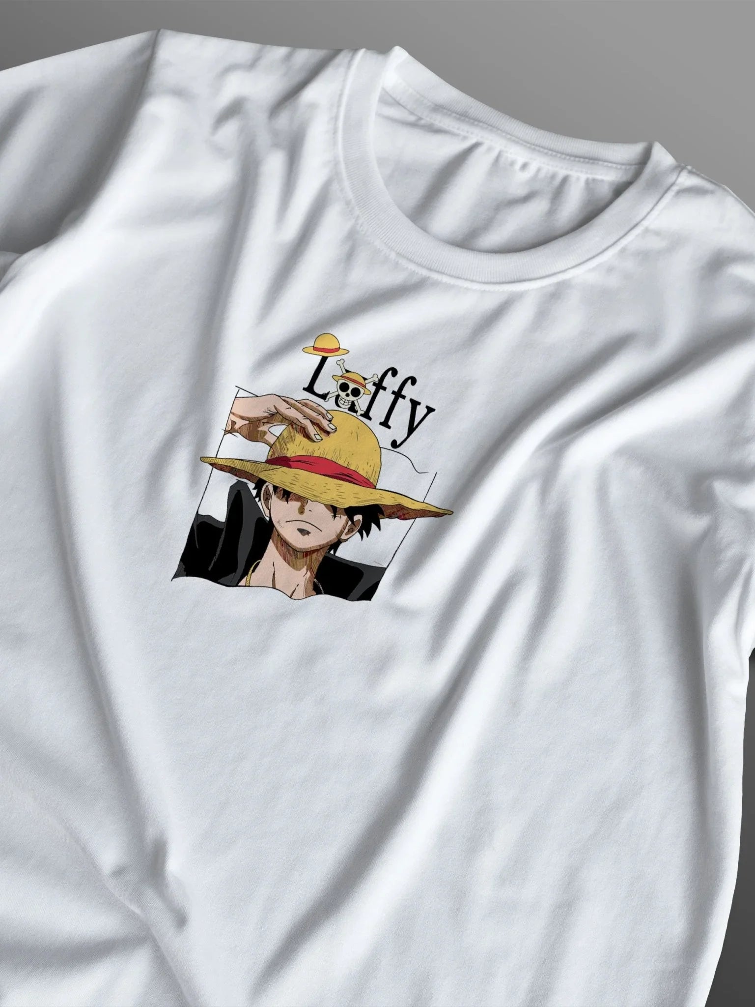 Maglietta bianca con stampa Luffy One Piece, cappello di paglia e design anime colorato.