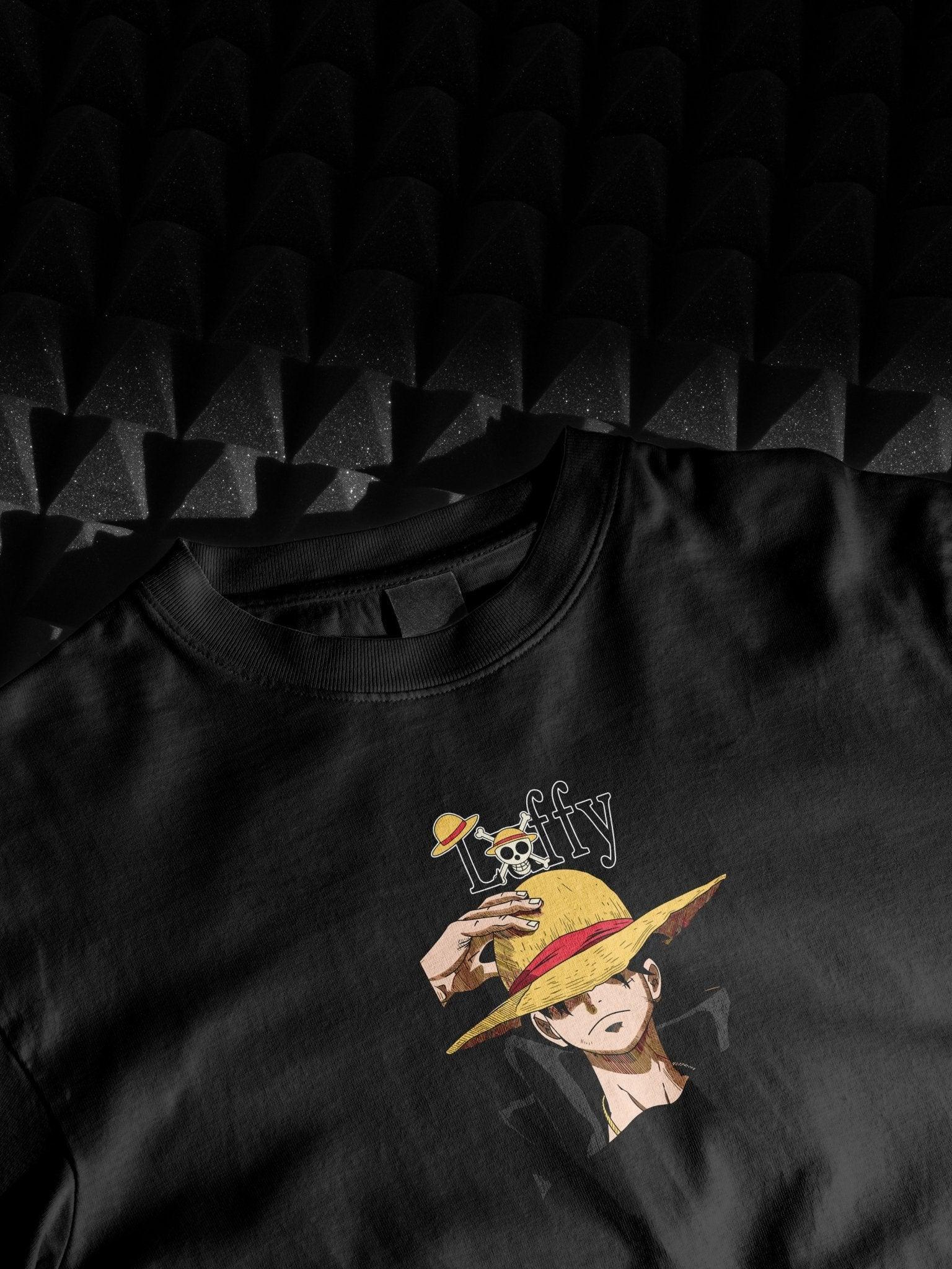 Maglietta nera con stampa anime di Luffy One Piece con cappello di paglia, stile dark.