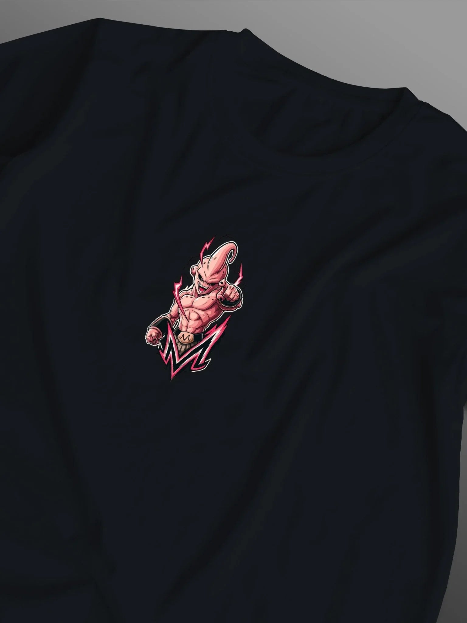 Maglietta nera con stampa ricamata Majin Buu Dragon Ball, stile anime streetwear.