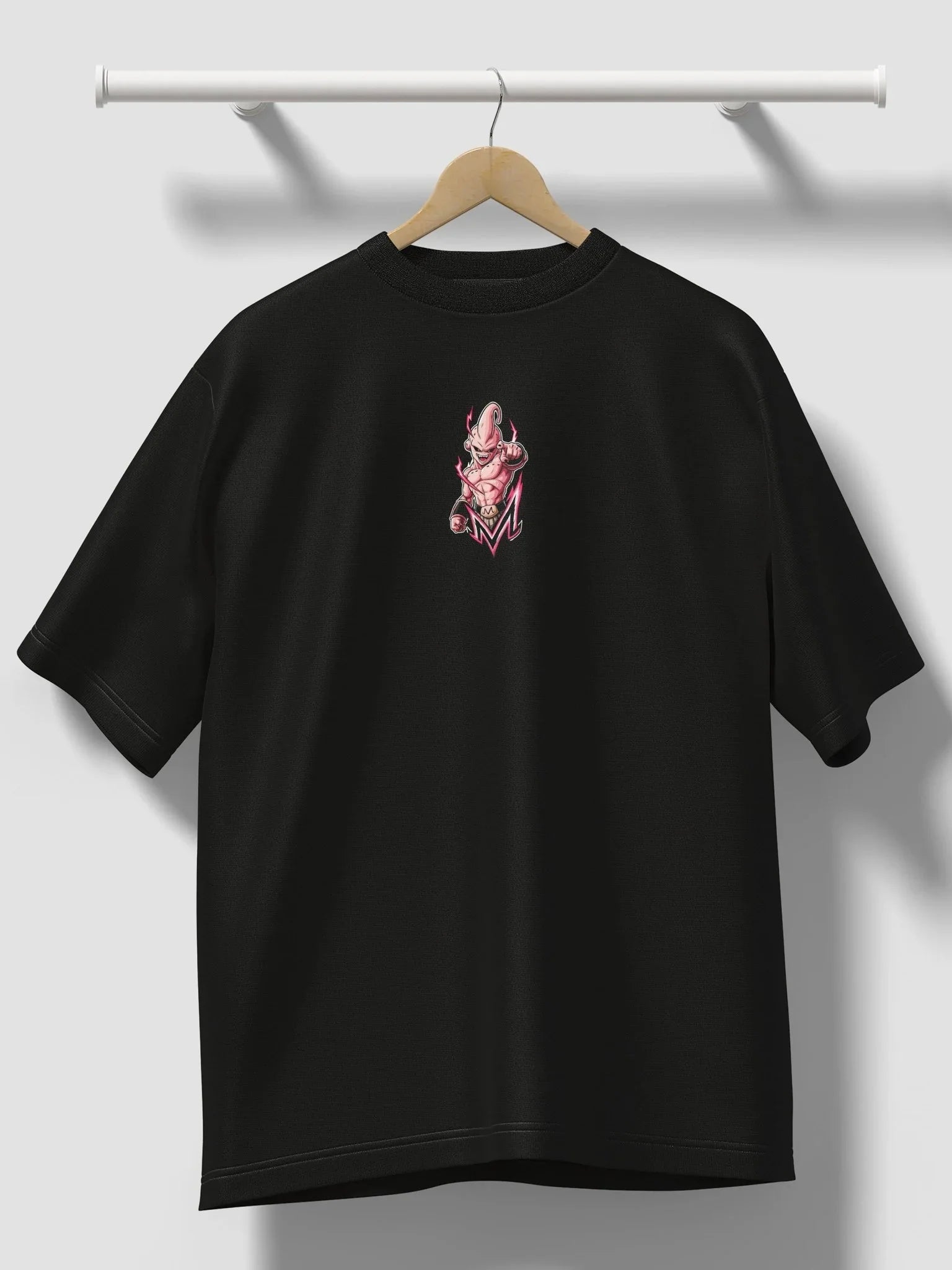 Maglietta nera anime con stampa Majin Buu rosa di Dragon Ball, stile streetwear.