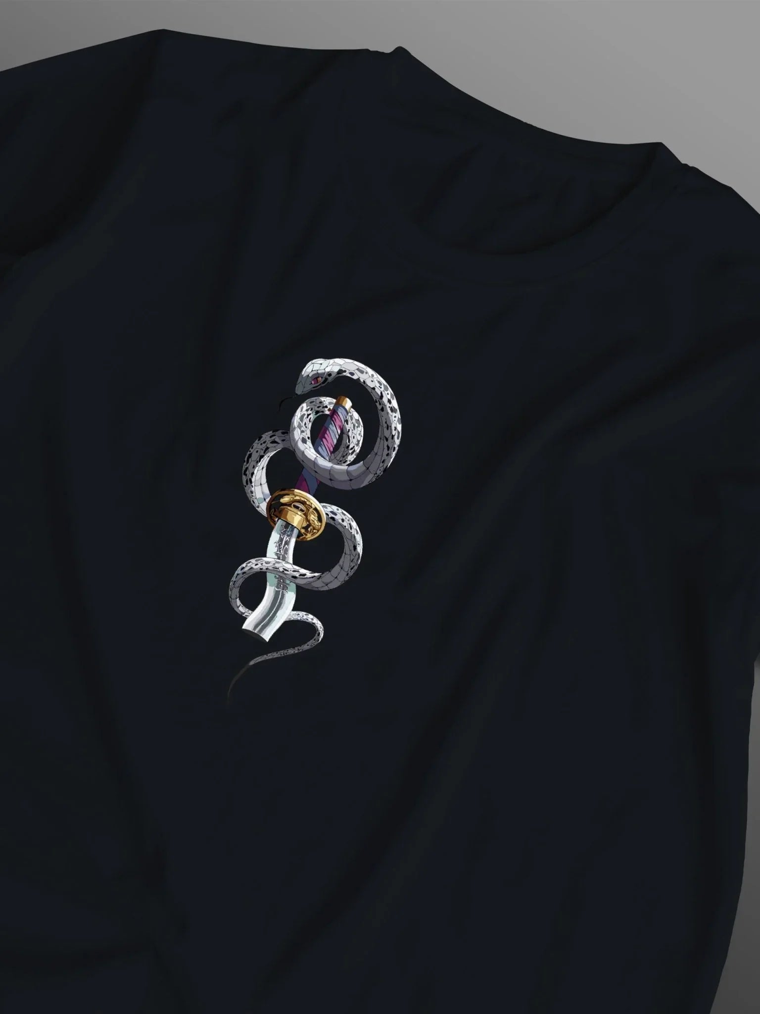 Maglietta nera con ricamo di serpente bianco e katana ispirata anime Demon Slayer