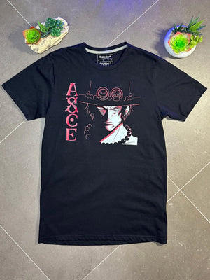 Maglietta nera anime con stampa Ace One Piece, design manga, su sfondo grigio con piante