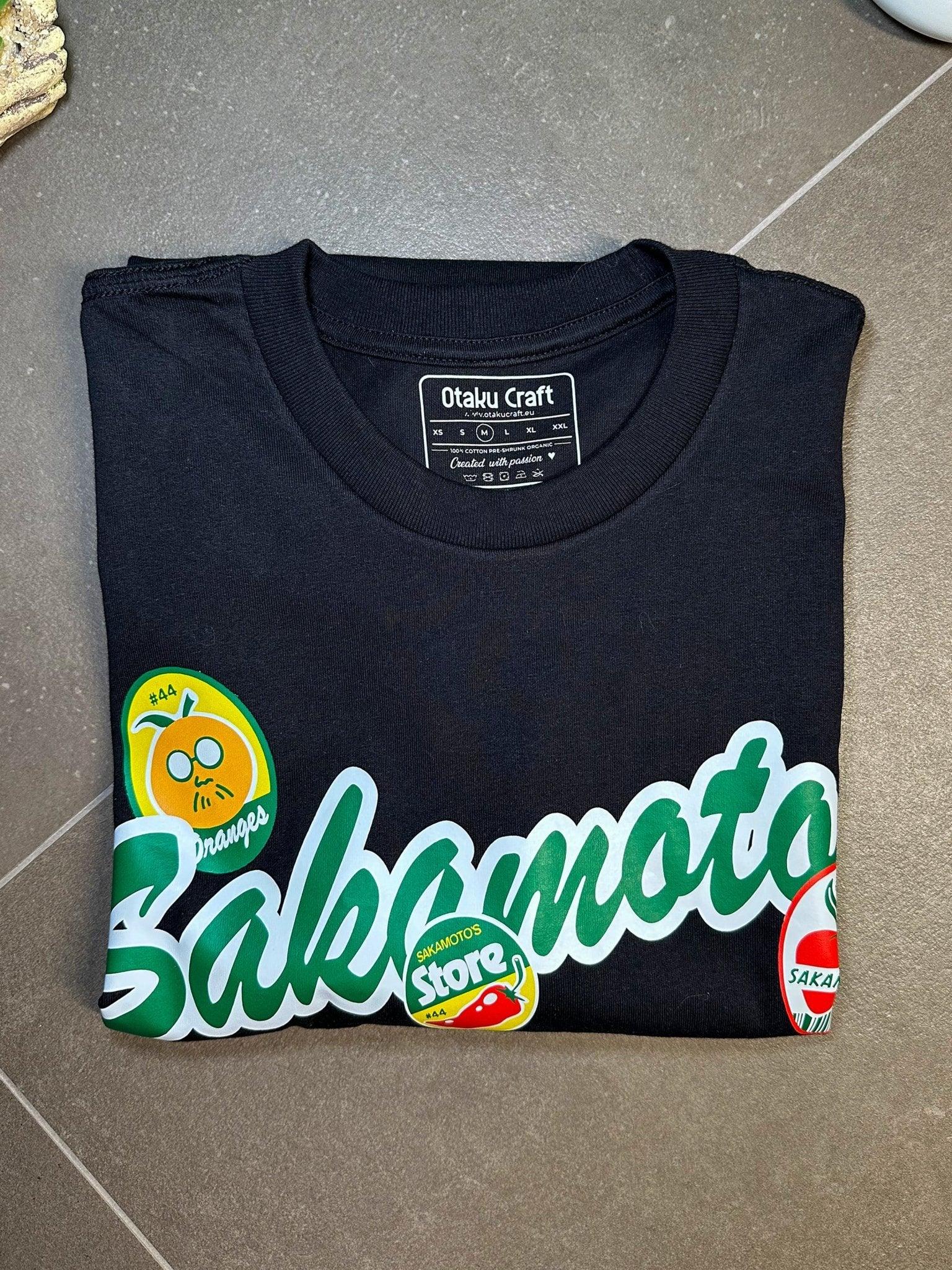 Maglietta oversize nera con stampa Sakamoto, grafiche colorate e dettaglio anime.