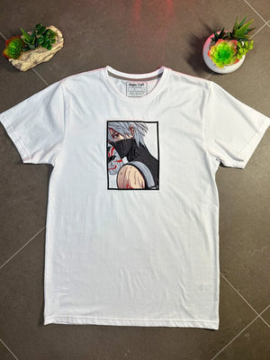 Maglietta bianca ricamata con personaggio anime dai capelli grigi e maschera nera, stile Kakashi Sharingan.