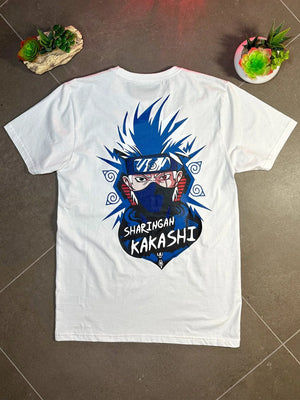 Maglietta bianca anime con stampa grande di Kakashi Sharingan sul retro, stile manga