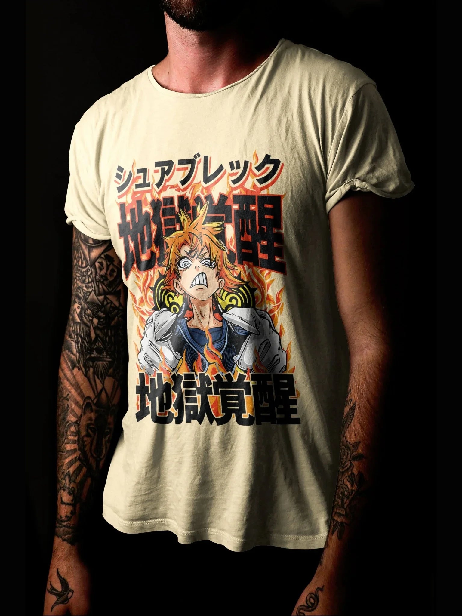 Maglietta beige con stampa anime giapponese, personaggio arrabbiato e fiamme, 100% cotone.
