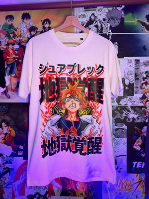 Maglietta anime bianca con stampa colorata di personaggio manga e scritte giapponesi, fondo con poster anime.