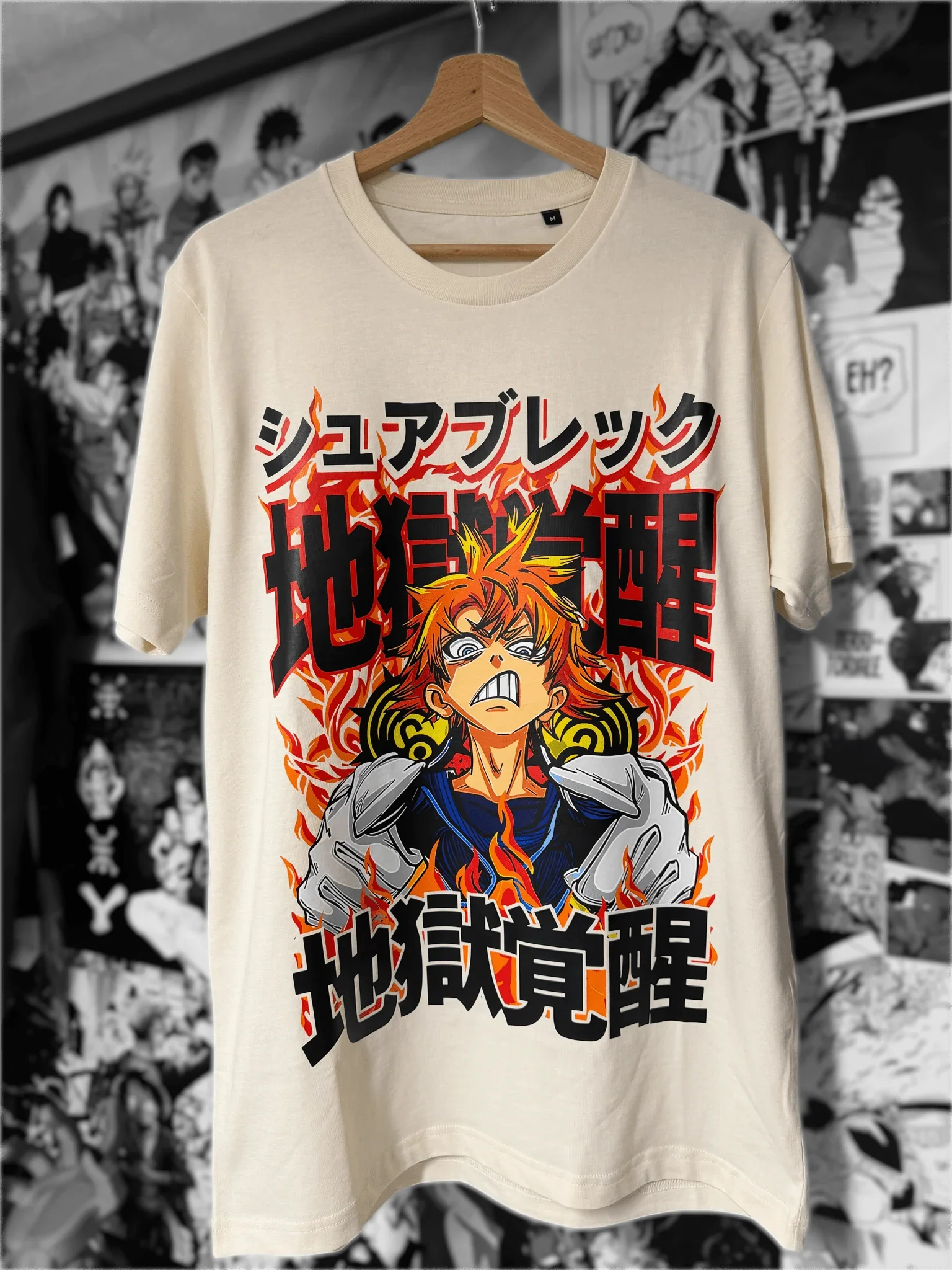 T-shirt anime beige con stampa colorata di personaggio in stile manga, fiamme e scritte giapponesi